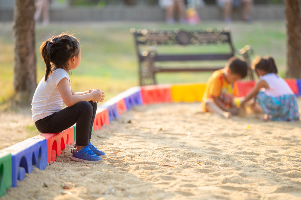 Does a child having few friends indicate tendencies toward autism or social disorders?