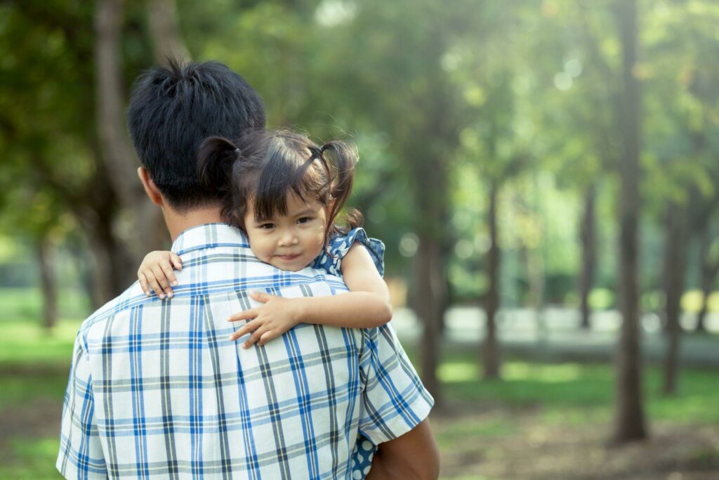 Growing up, but not willing to walk. How to improve the children’s twisting and hugging habits?